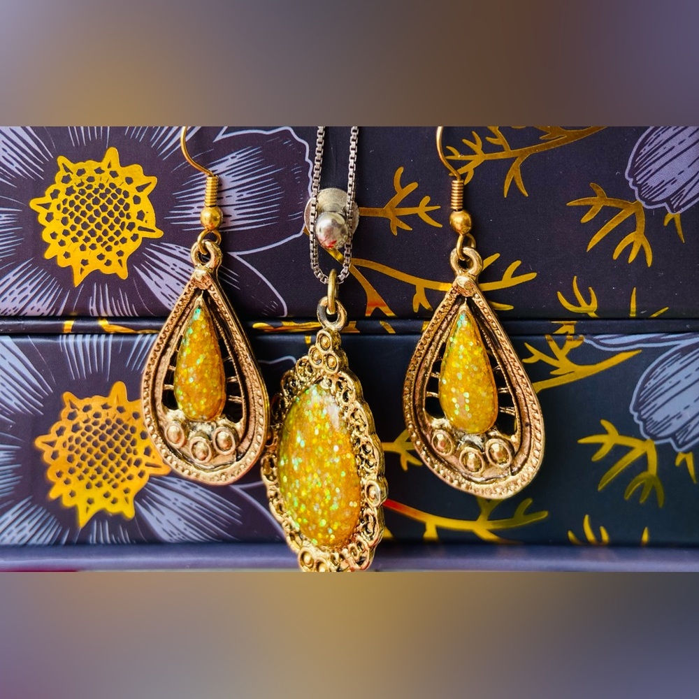 Vintage Faux Druzy🔆Cabochon Pendant w/Gold Necklace & Matching Pierced Earrings🎁